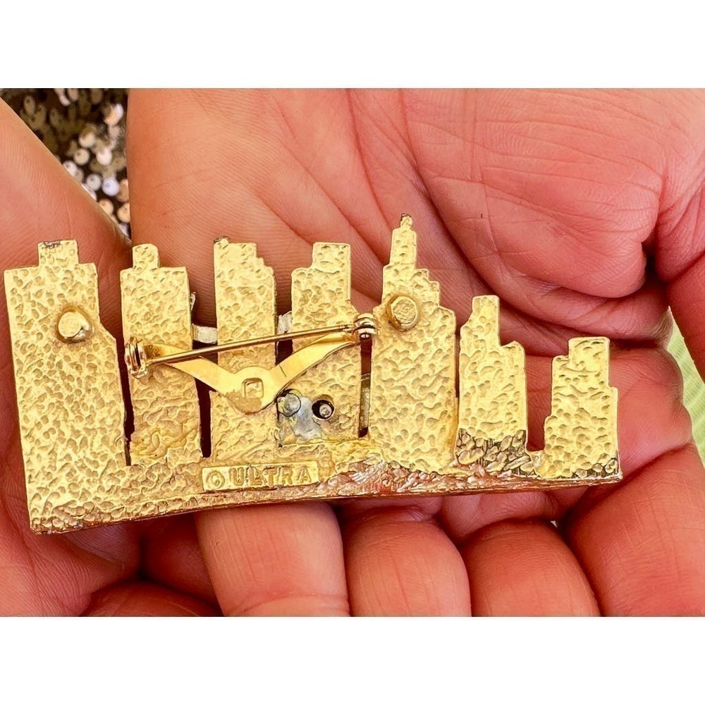 80s Vintage Ultra craft 3D pin brooch Gold Tone Pewter City Scape Dancers - Picture 3 of 4